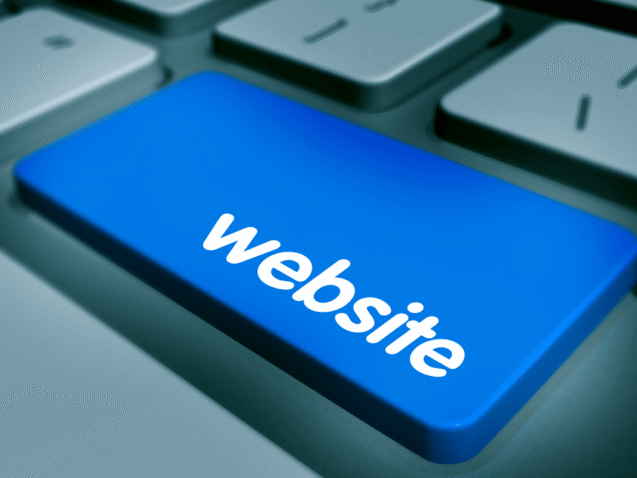 Touche de clavier bleu avec comme écriture website pour montrer pourquoi avoir un site web est important